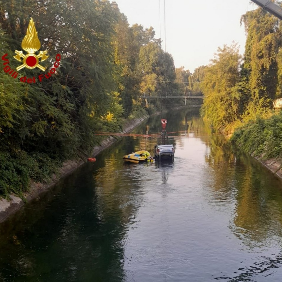 Auto finisce in un canale: tre morti e sei feriti