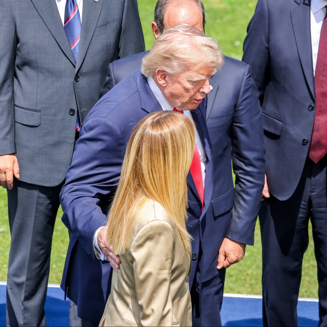 Trump, duro attacco a Meloni: «Mi ha fatto pena. Voleva per forza fare una foto»