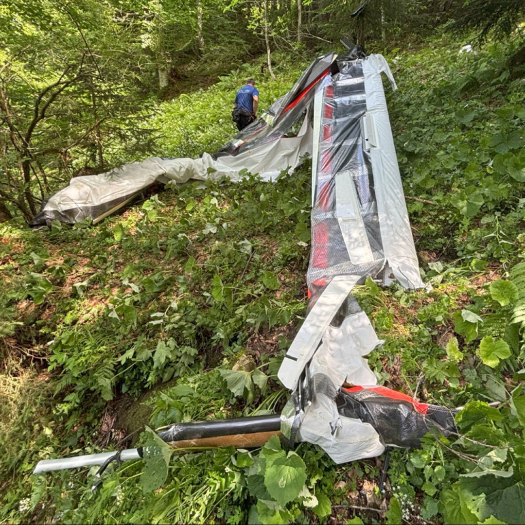 Velivolo ultraleggero si schianta nel bosco