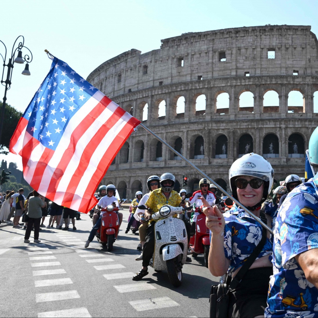 In 25mila, tutti in Vespa