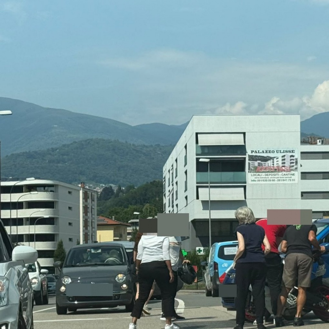 Auto e moto si scontrano