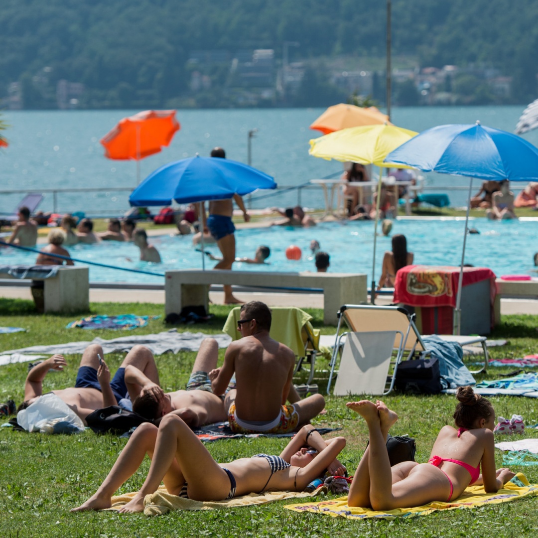 Weekend bollenti, tra piscine e lidi pieni