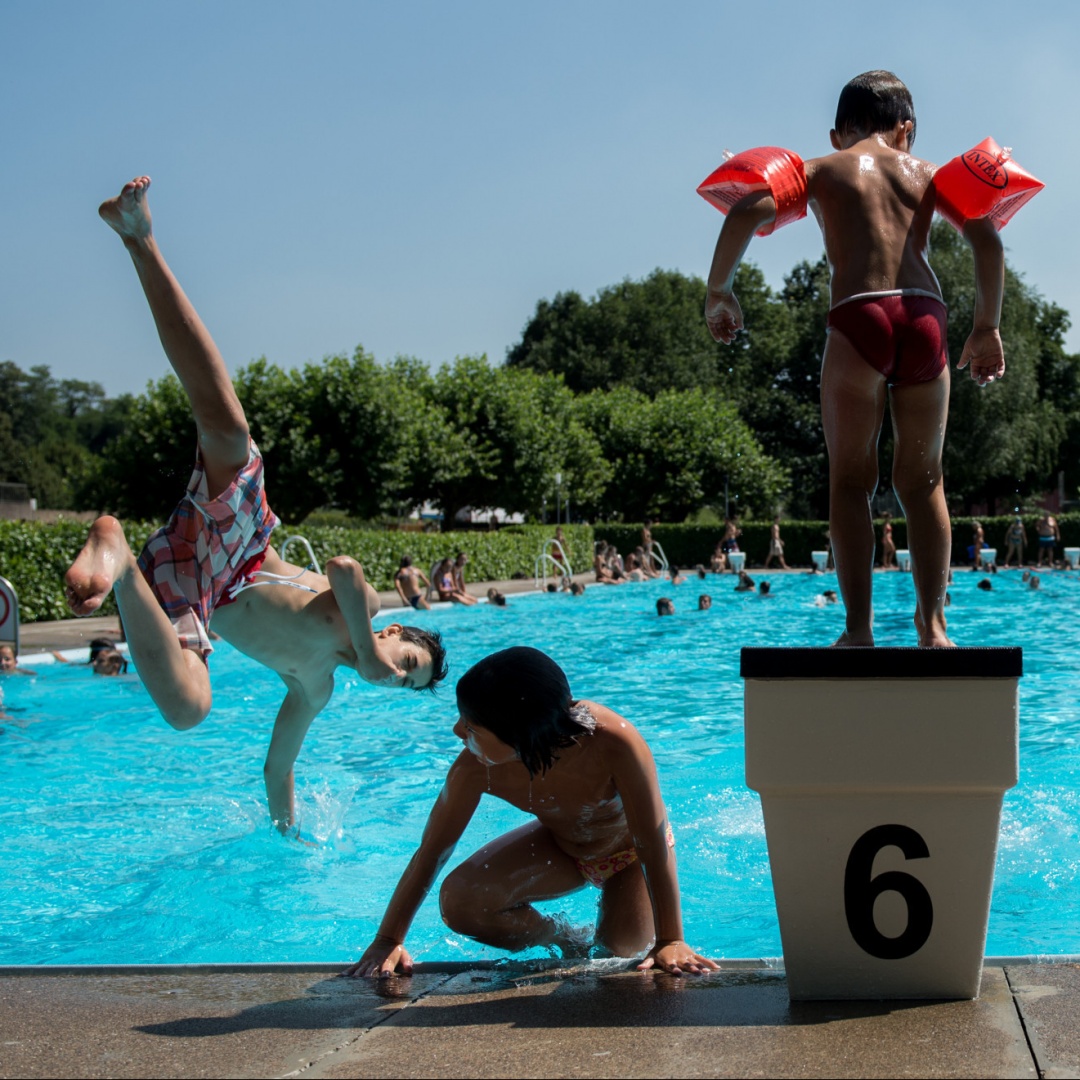 Weekend bollenti, tra piscine e lidi pieni