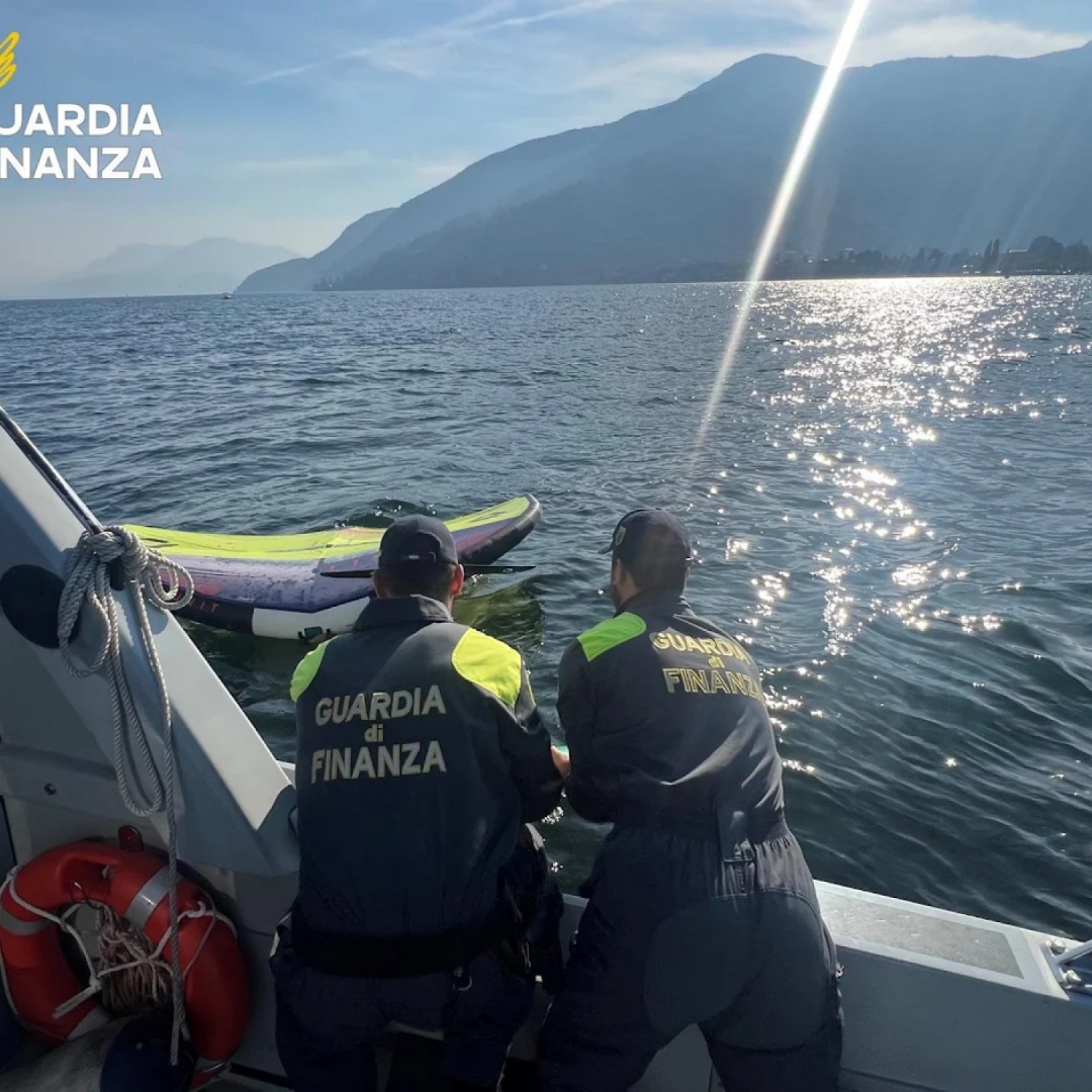 A fuoco un natante svizzero sul lago Maggiore: tratte in salvo sei persone
