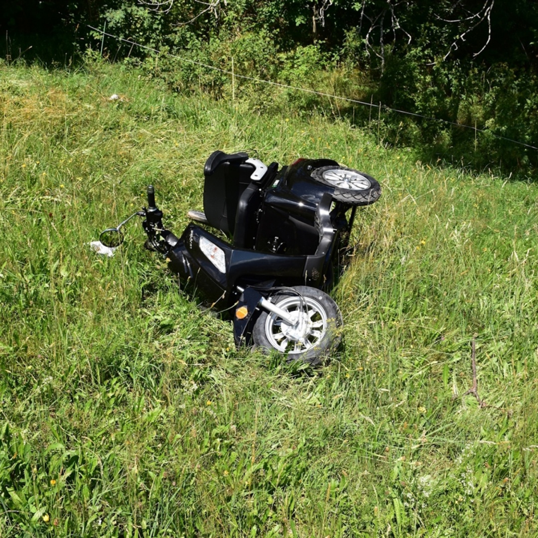 Anziano di 94 anni precipita per 20 metri con lo scooter elettrico. Salvo per miracolo