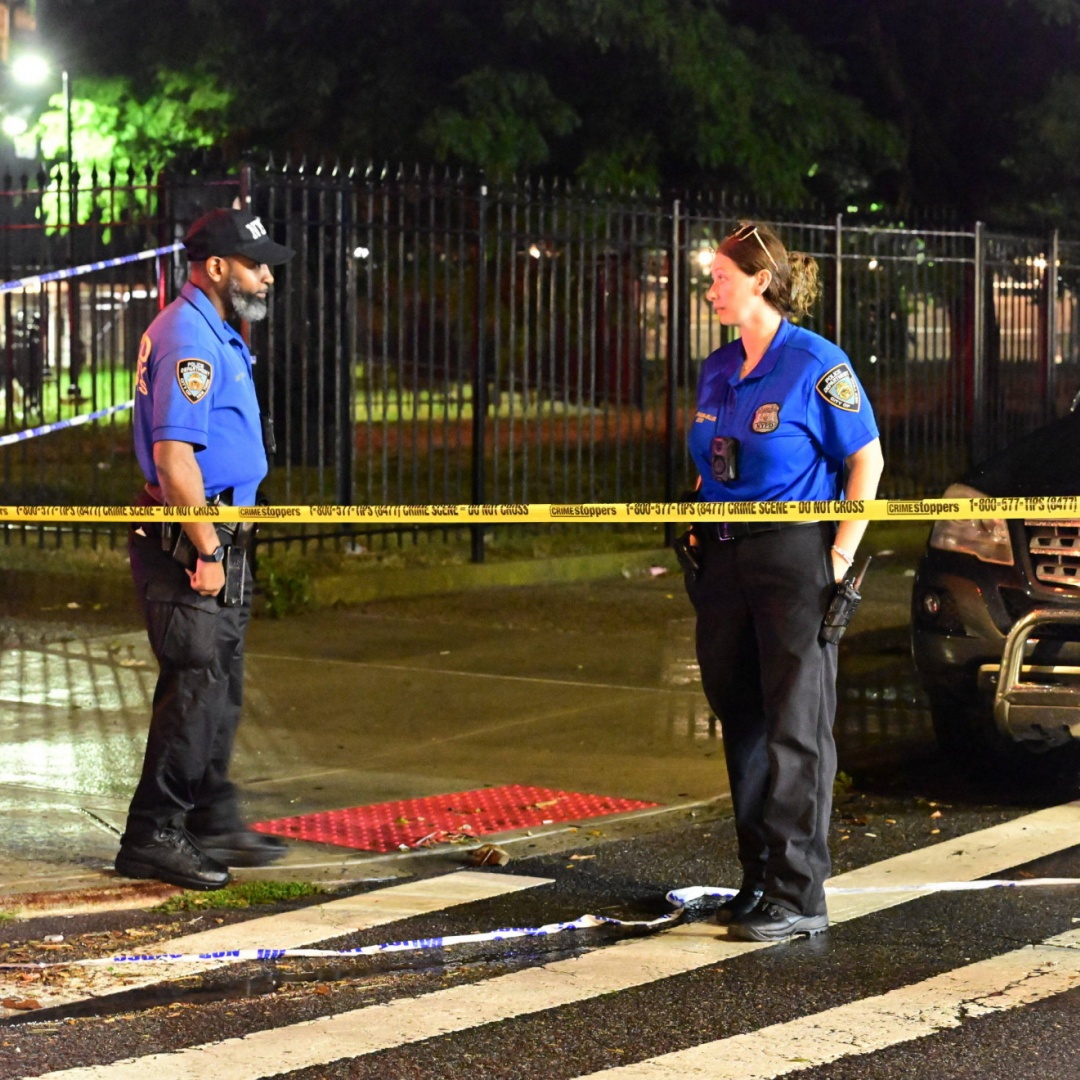 Spari tra la folla a Brooklyn: otto feriti, quattro sono minorenni