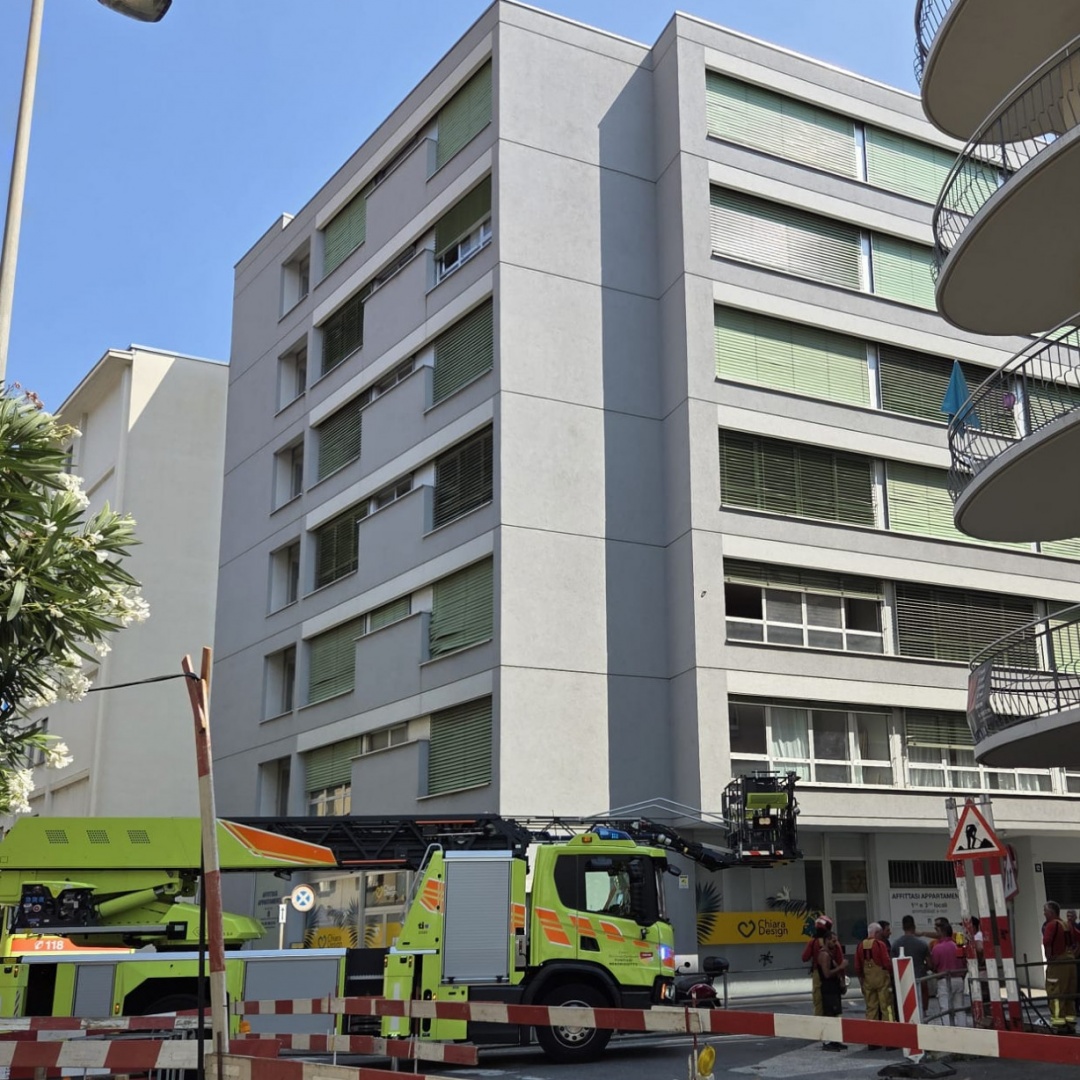 Brucia un appartamento: mistero sull'uomo che scappa