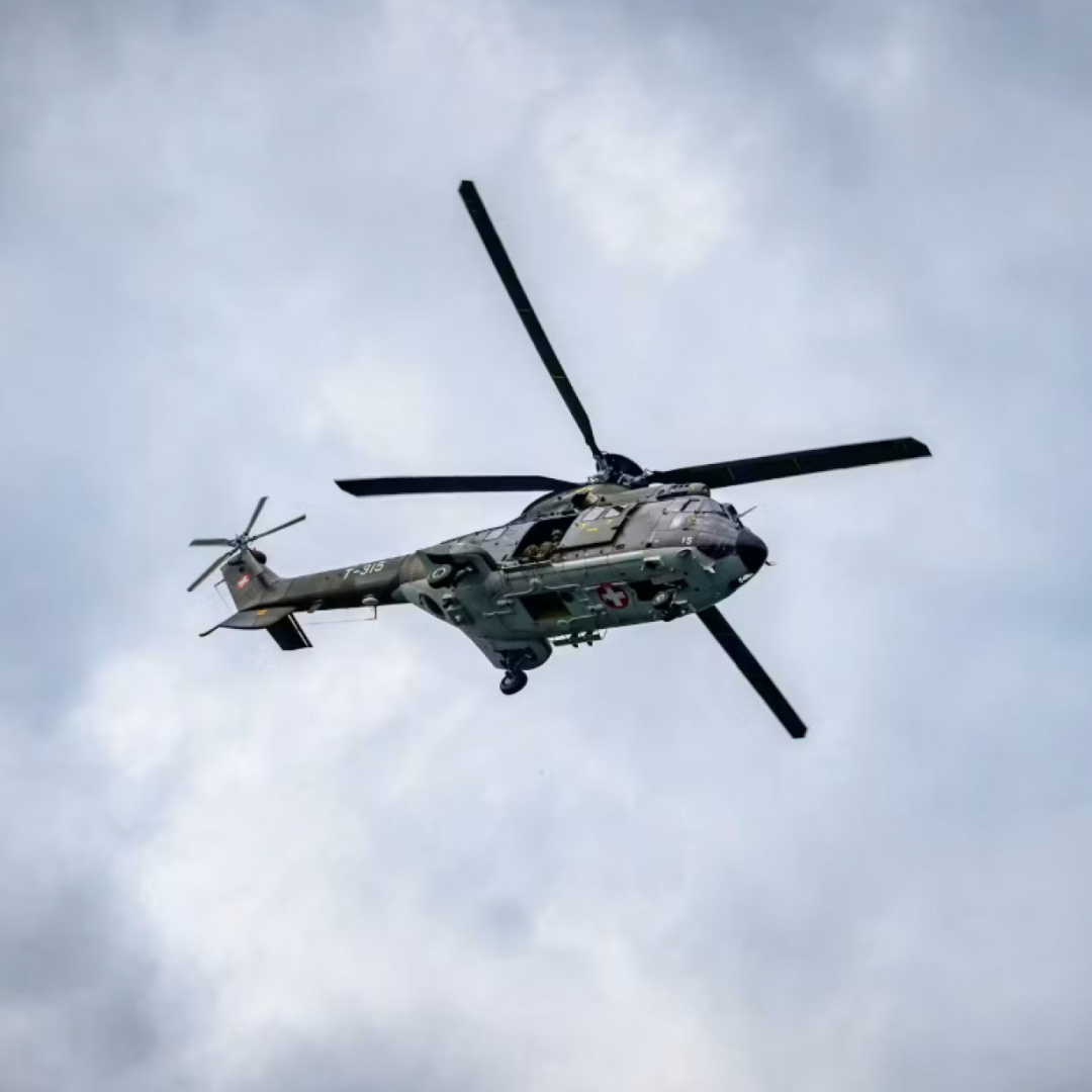 Assalto all’armeria di Sion: Super Puma in volo