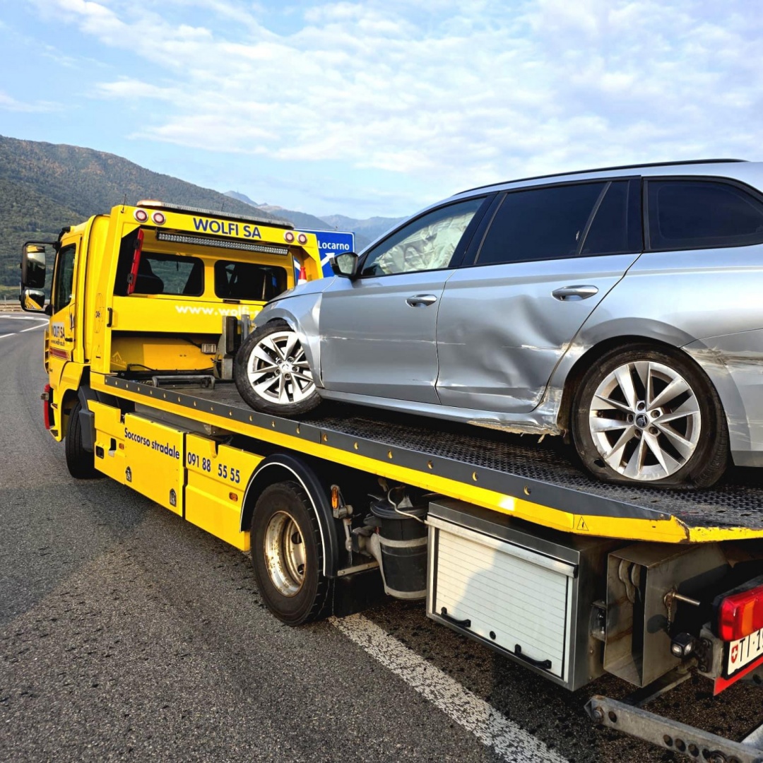 Auto contro il guardrail, donna in ospedale