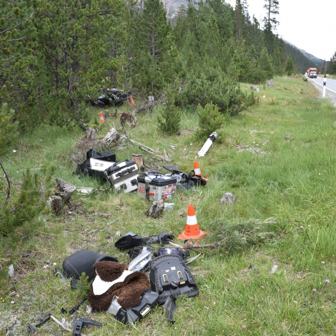 Auto e moto si scontrano durante un sorpasso: grave il centauro