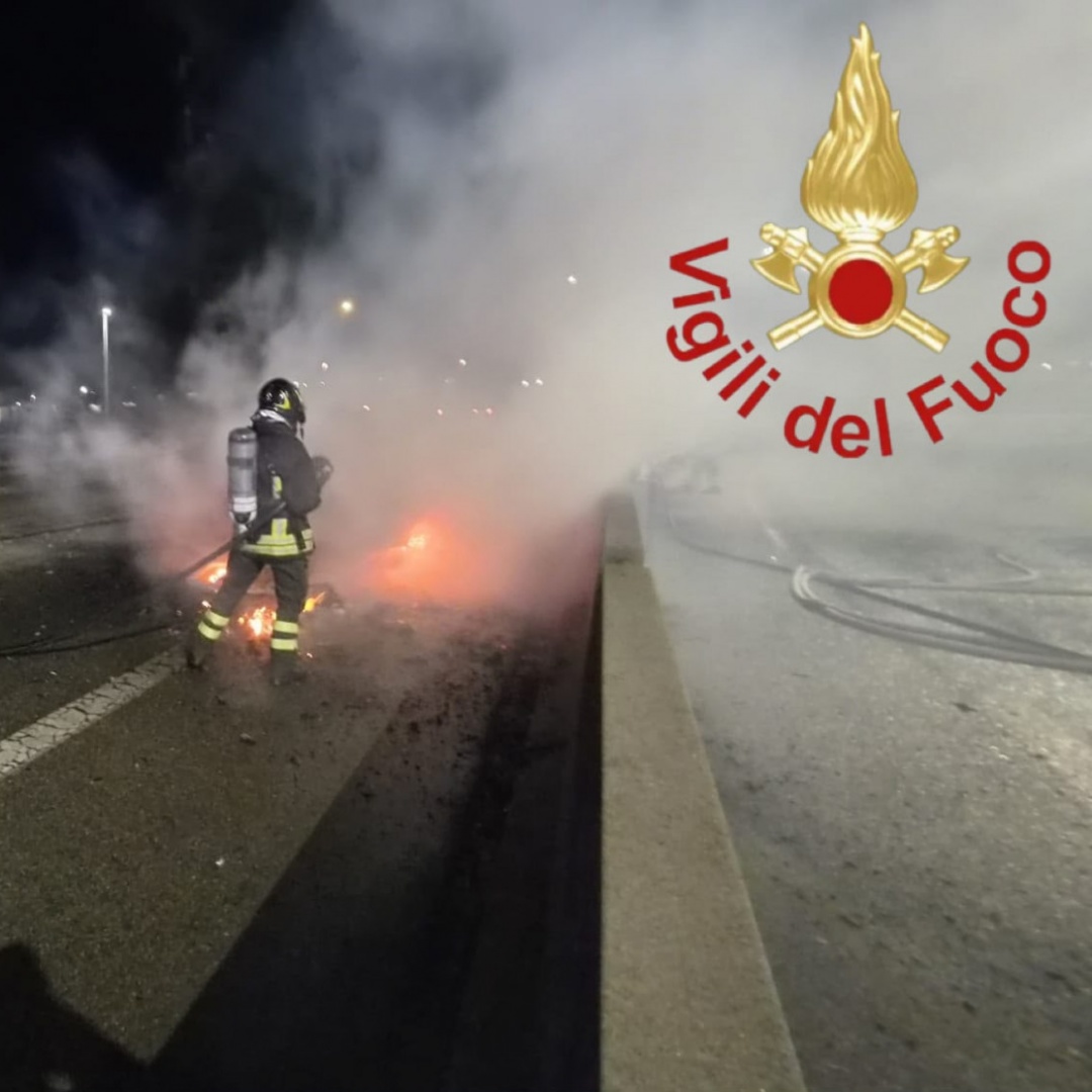 Auto in fiamme sull'A9