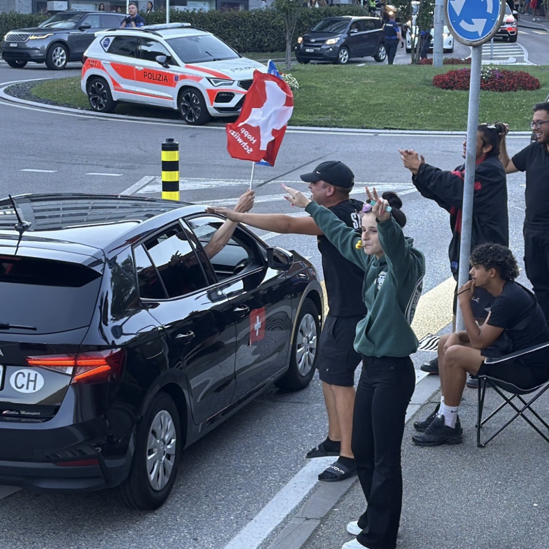 Pazzi per la Nati: caroselli di auto e moto all'ora di colazione