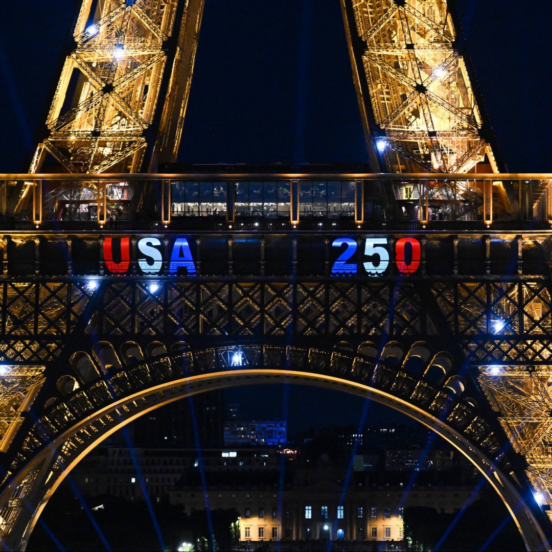 Scala la Torre Eiffel e appende una bandiera Usa: arrestato