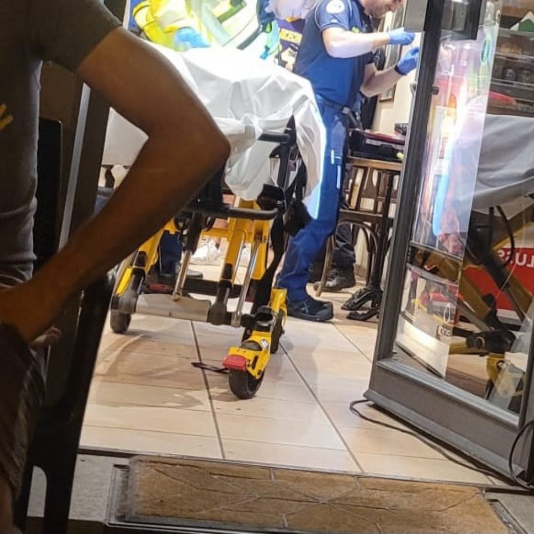 Violenza al bar, giovane preso a botte