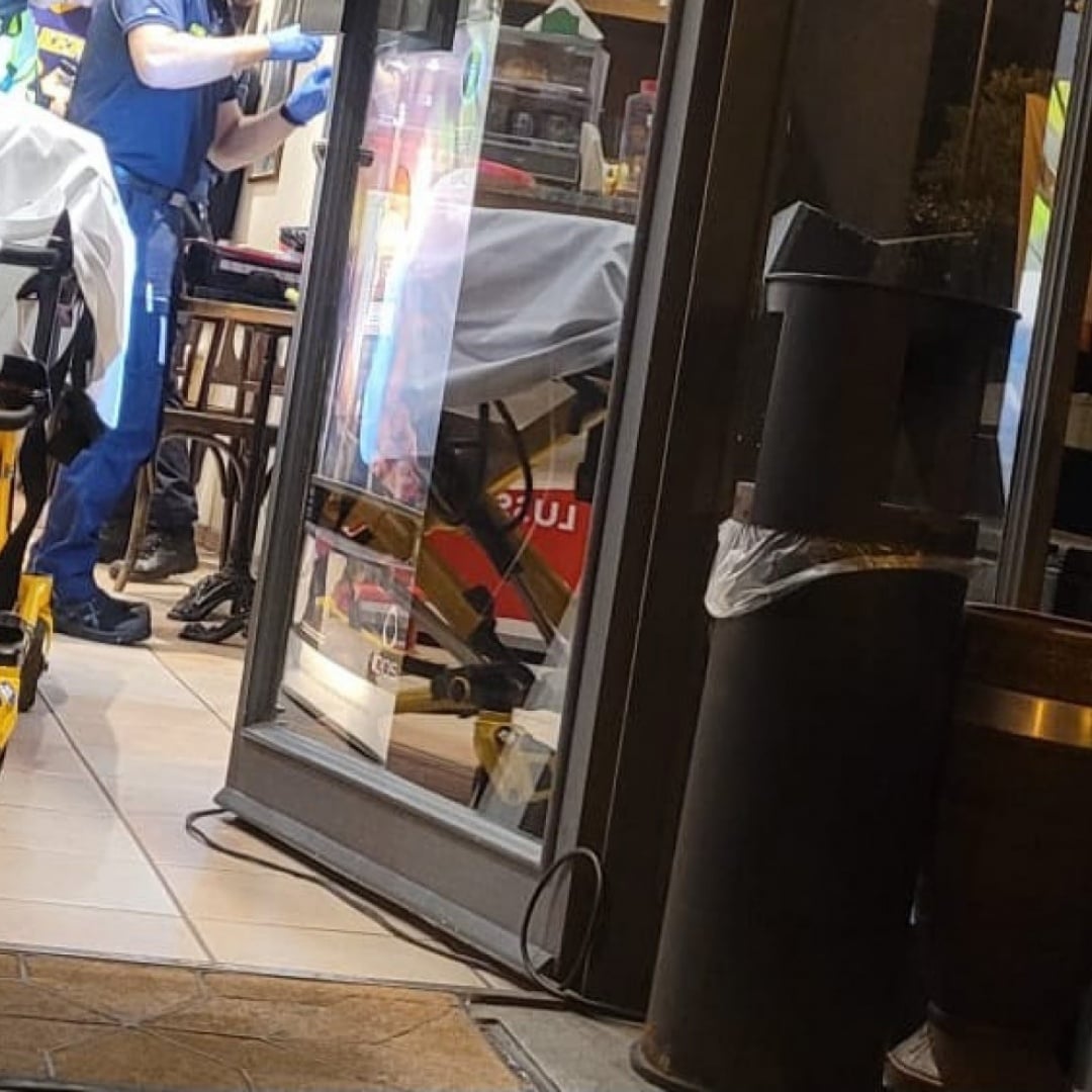 Violenza al bar, giovane preso a botte