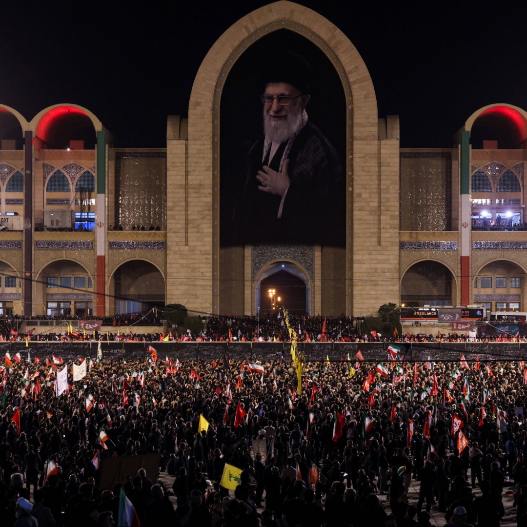 "Morte all'America", in migliaia ai funerali di Khamenei