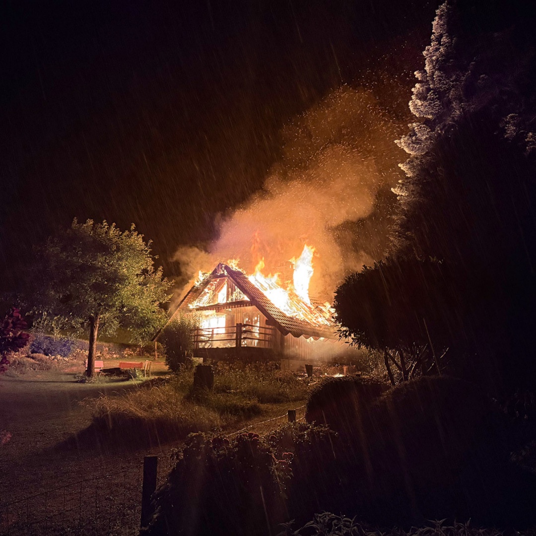 Casa di vacanza distrutta dalle fiamme: forse è stato un fulmine