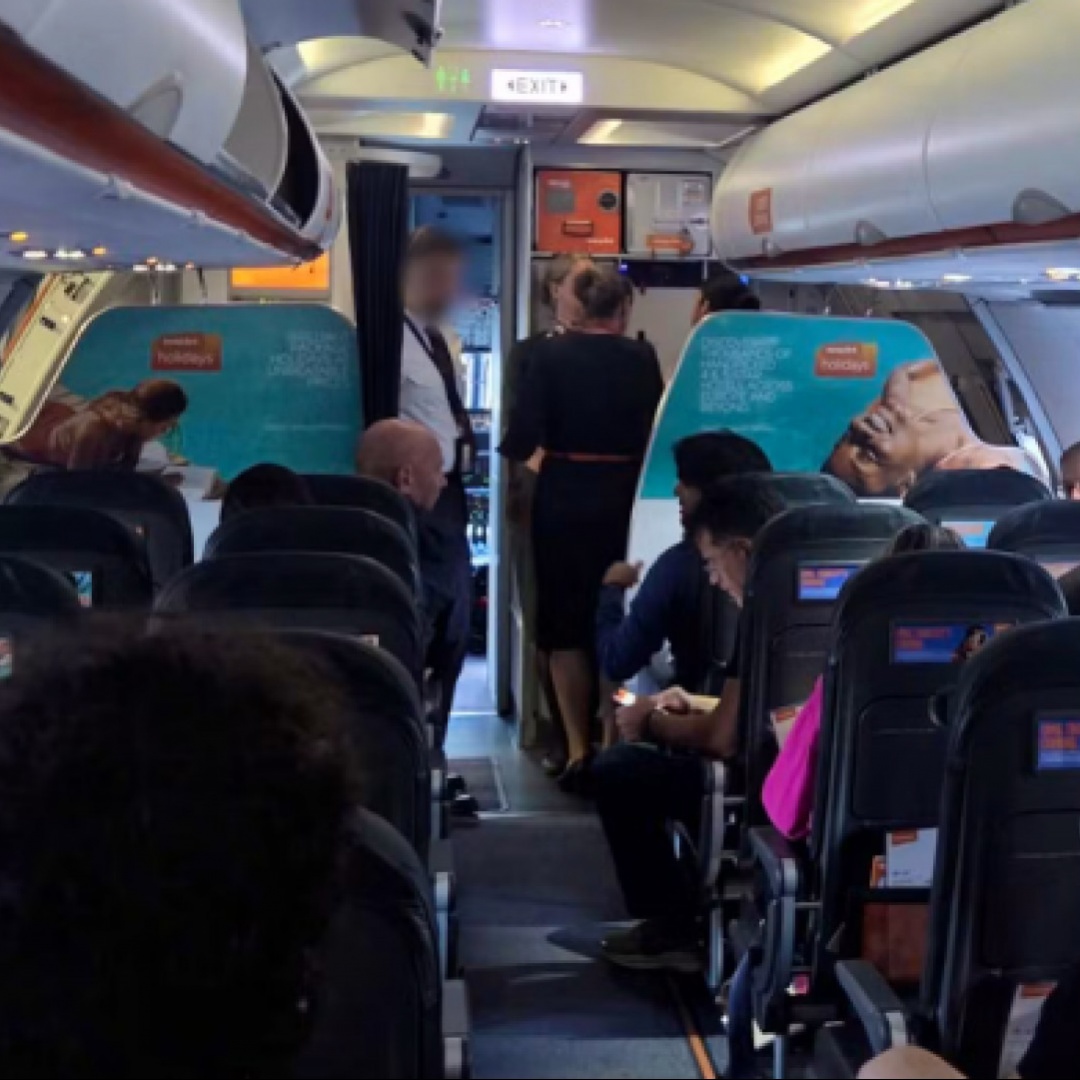 Cinque ore bloccati sulla pista: volo finisce con l'intervento della polizia
