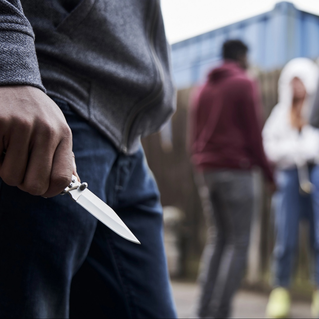 Se dallo zaino del ragazzino spunta il coltellaccio da cucina
