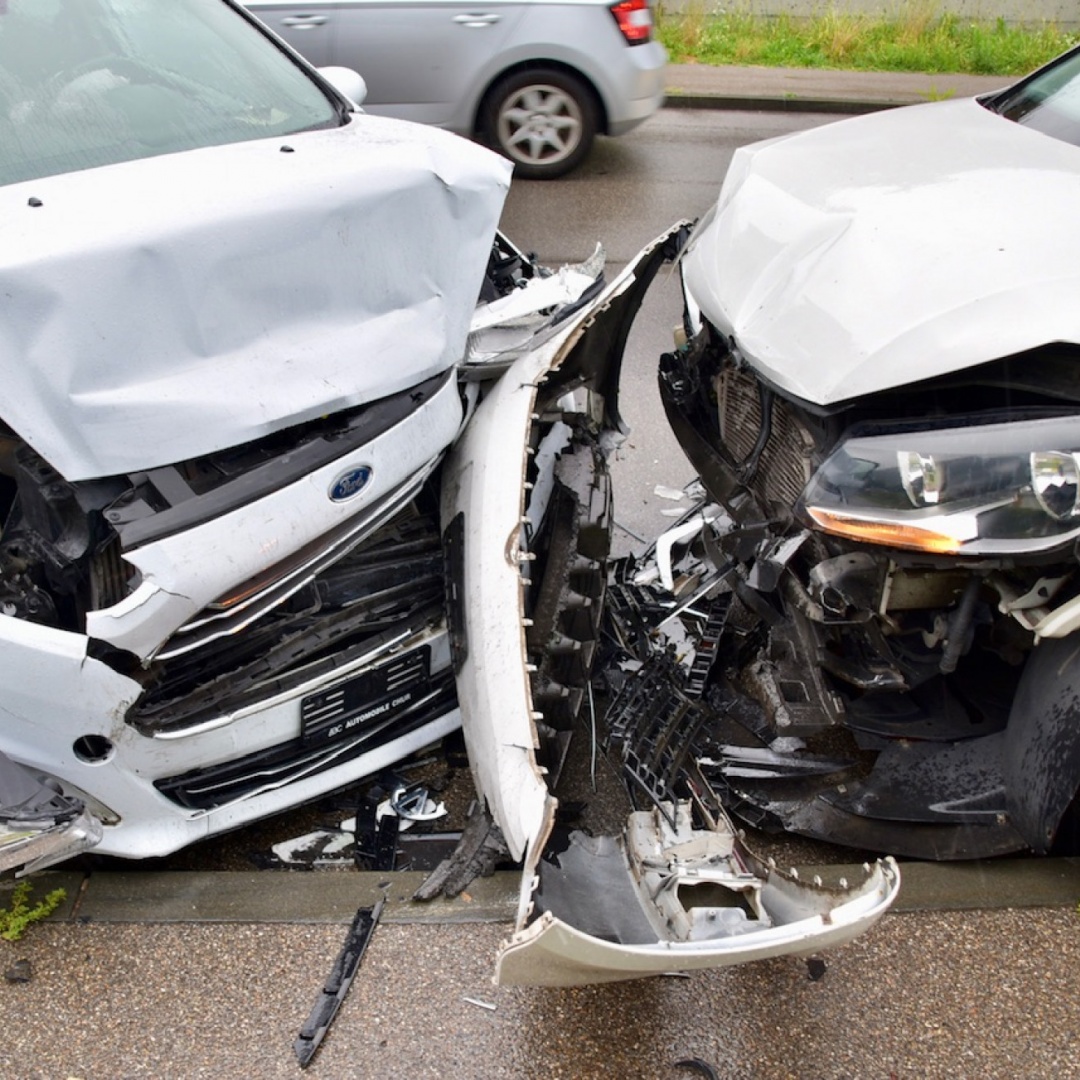 Crash sulla cantonale: scontro tra auto, due feriti