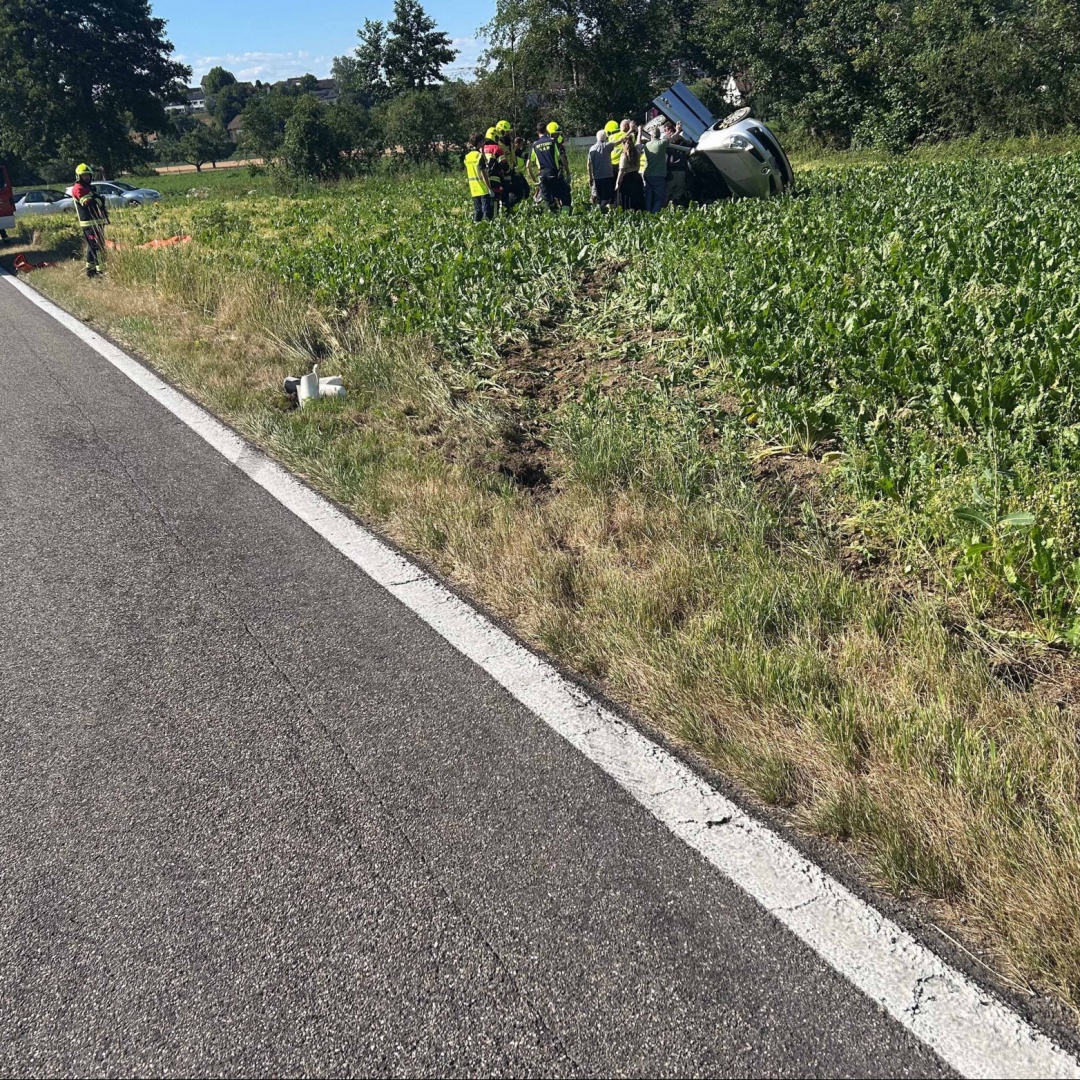 Cerca il sorpasso ma si ribalta nel campo