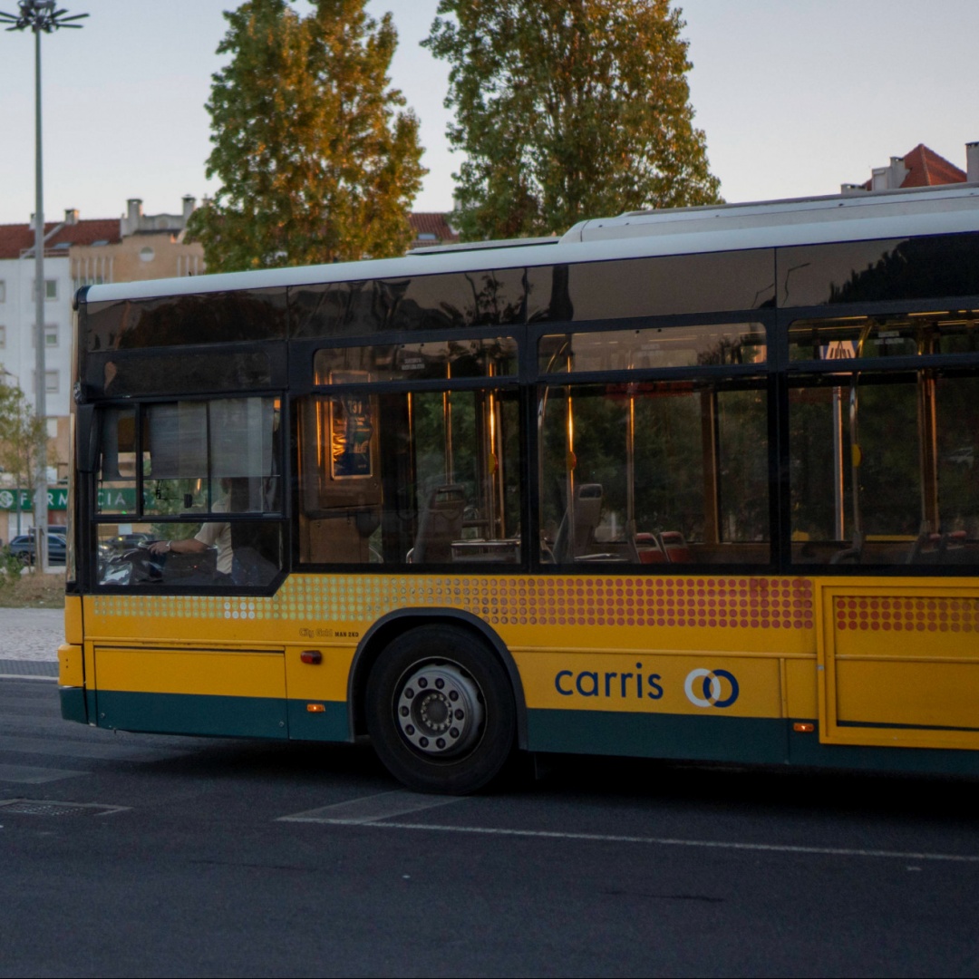 Bus travolge persone in attesa alla fermata: due morti e 16 feriti