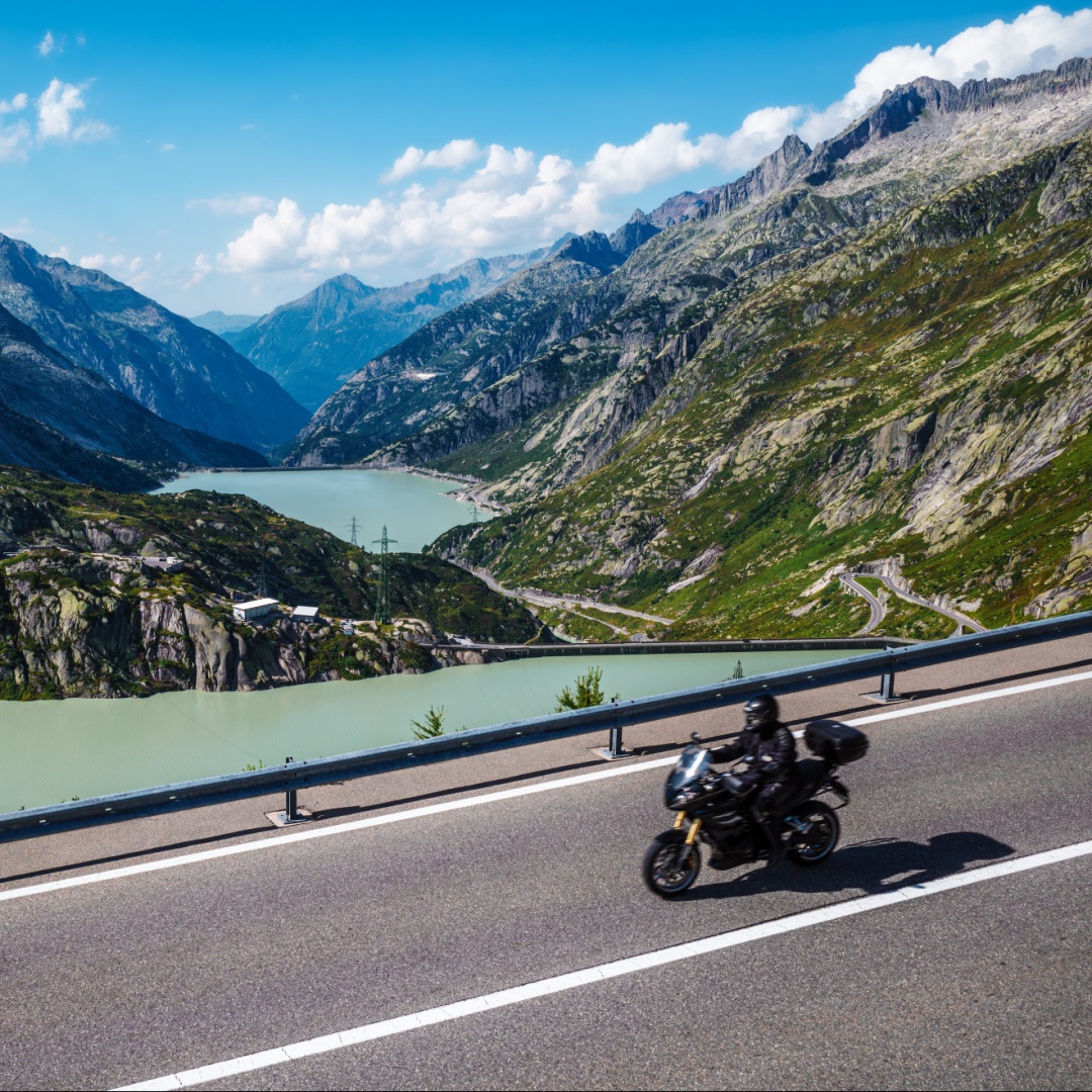 Moto contro auto sulla strada del Grimsel, due feriti gravi