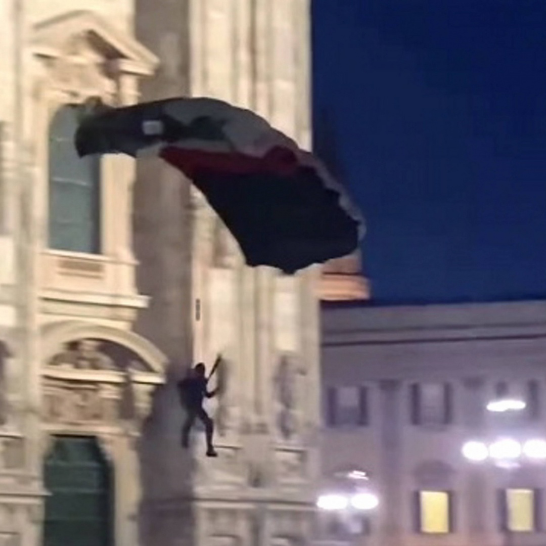 Base jumper si lancia dal Duomo di Milano