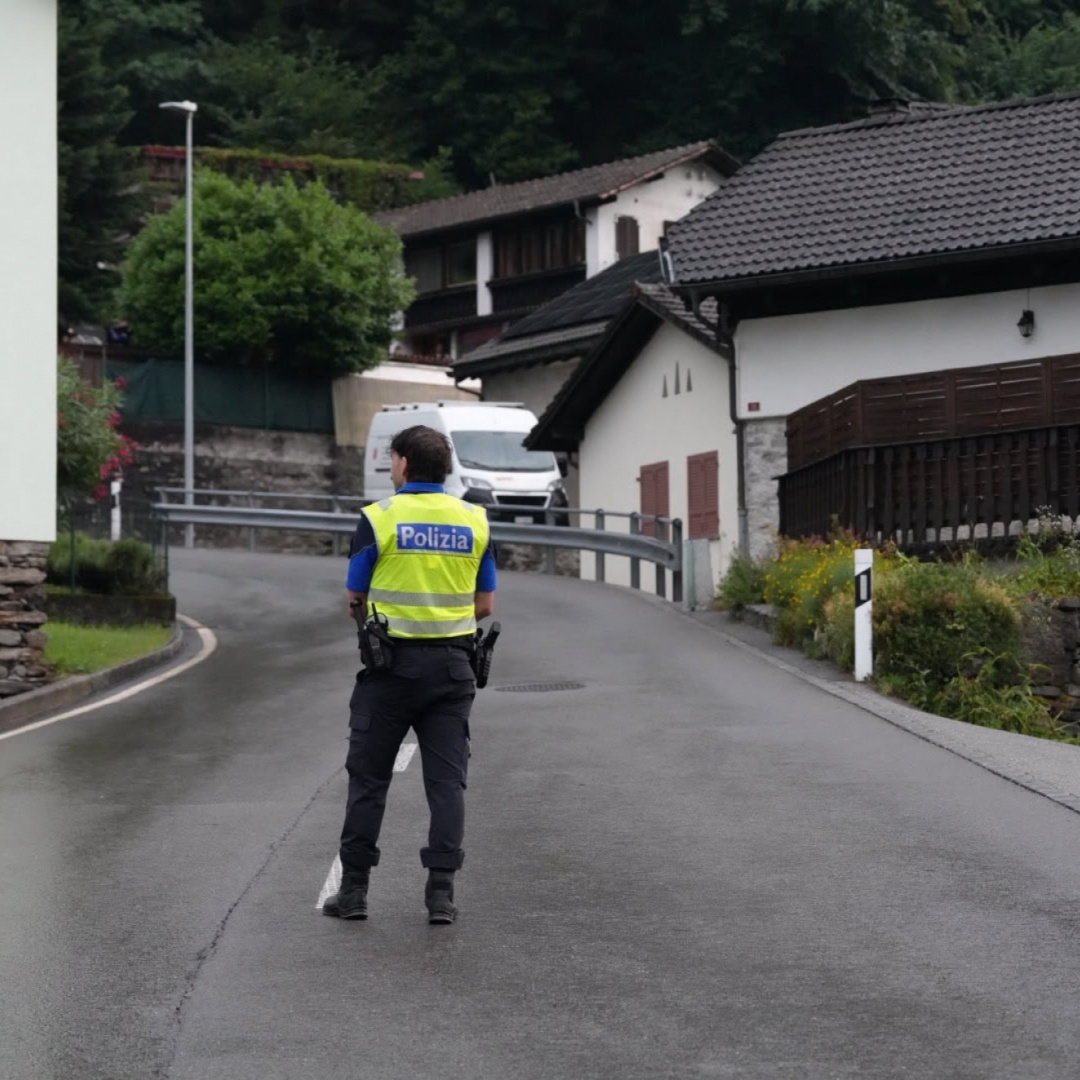 Esplosione in una casa, feriti cinque poliziotti. «È stato il ricercato per l'omicidio di Faido»