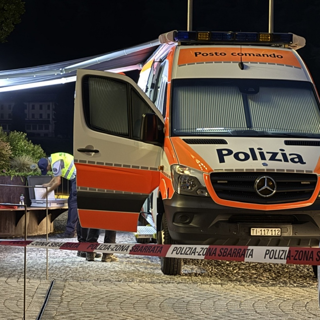 Esplosione in una casa, feriti cinque poliziotti. «È stato il ricercato per l'omicidio di Faido»