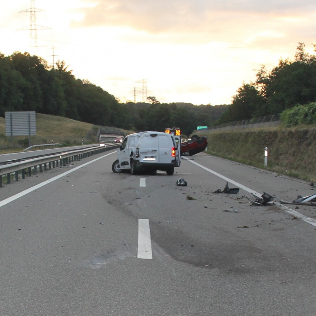 Cerca di evitare l'auto davanti a sé, ma è inutile. In due in ospedale