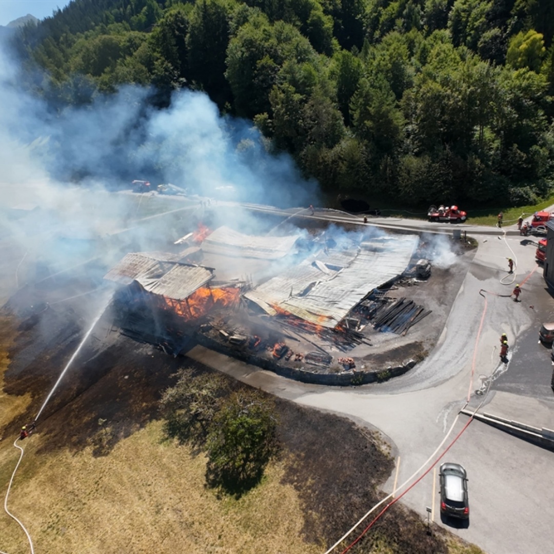 Fiamme da un camper: incendio distrugge tre edifici