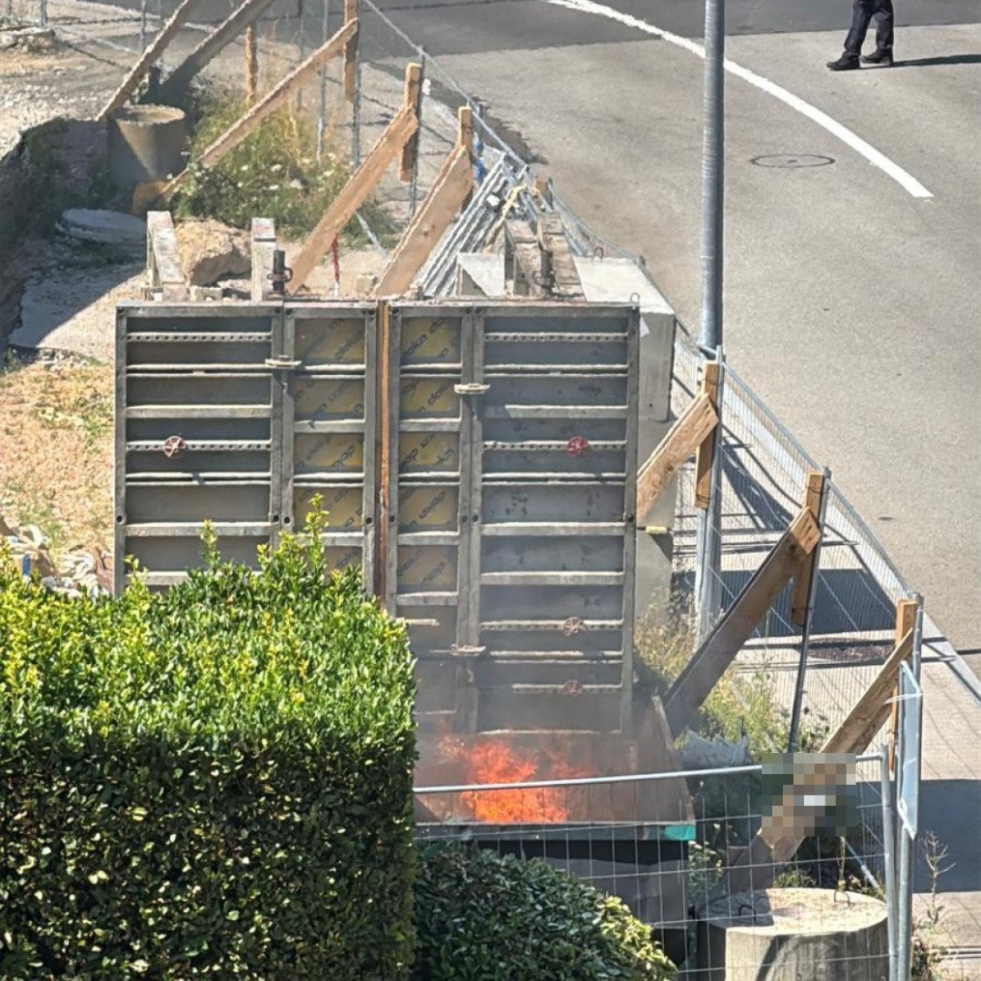Fiamme in un cantiere edile, chiusa via San Martino