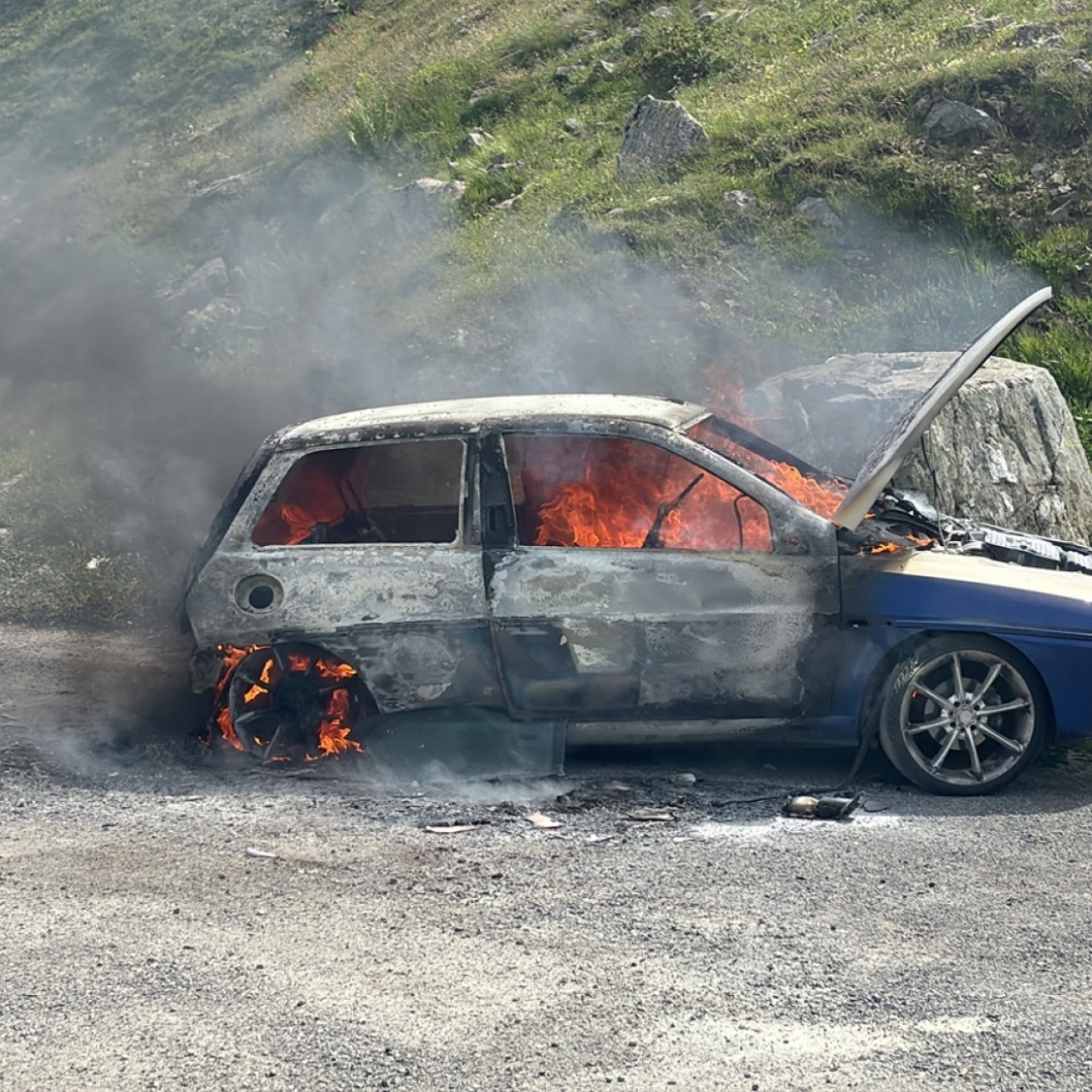 Fiamme sul Flüela: auto brucia in pochi minuti