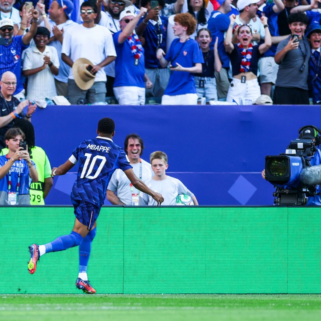 Una misera Francia si salva grazie a un rigore di Mbappé