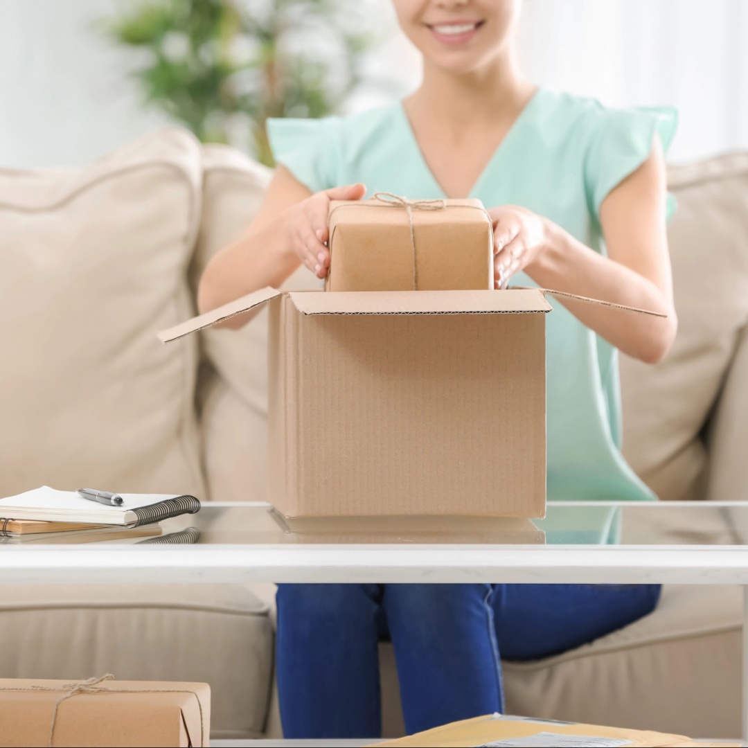 Rubava i pacchi e li regalava alla compagna: postina condannata