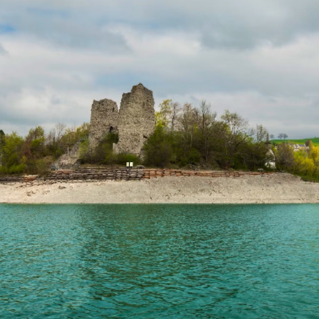 Dramma a Île d’Ogoz: 22enne precipita dal castello