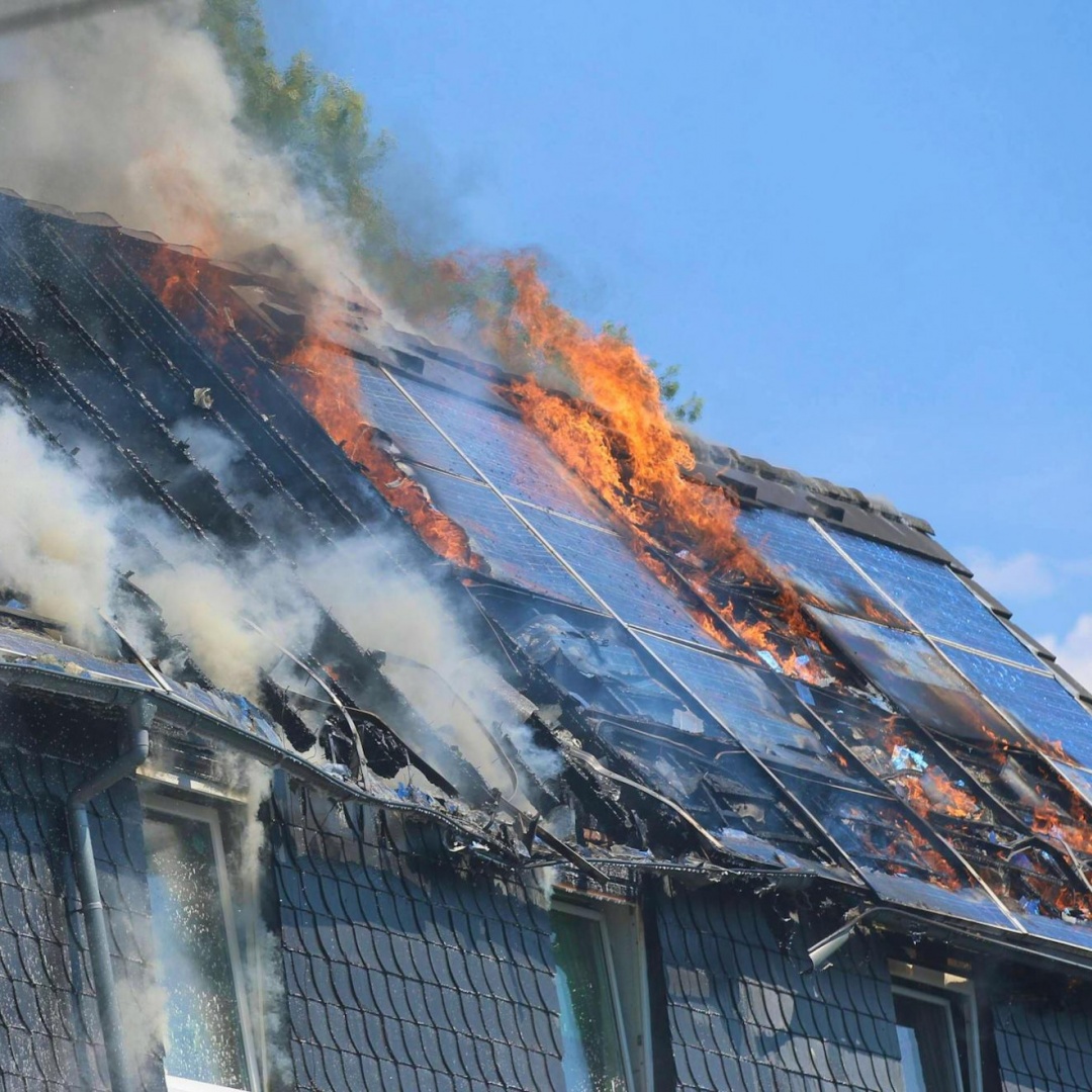 Diversi incendi su tetti con impianti solari: perché succede?