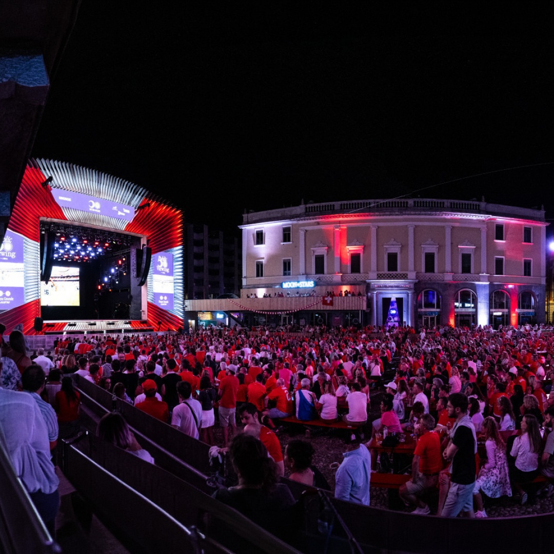 In 16mila in Piazza Grande, tra musica e sostegno per la Svizzera