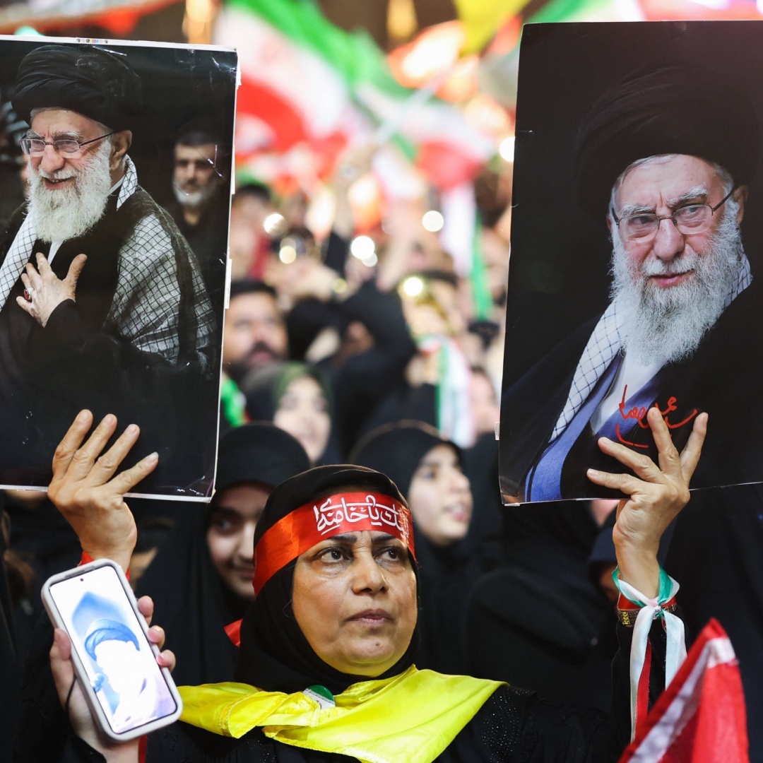 In migliaia nel cortile della Grande Moschea per i funerali di Khamenei