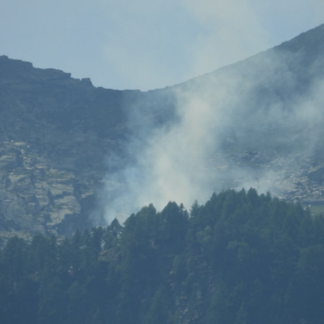 Incendio sui monti di Lodrino, pompieri ancora al lavoro