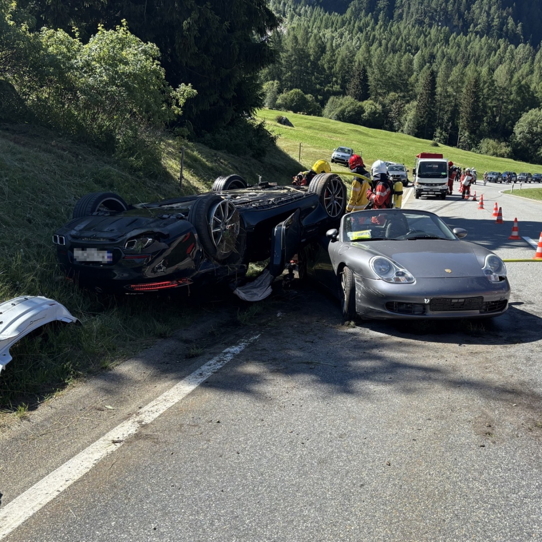 Sorpasso azzardato, carambola tra tre auto