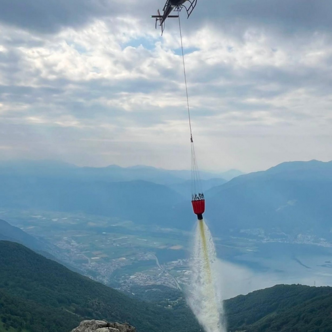 La pioggia dà una mano ai pompieri