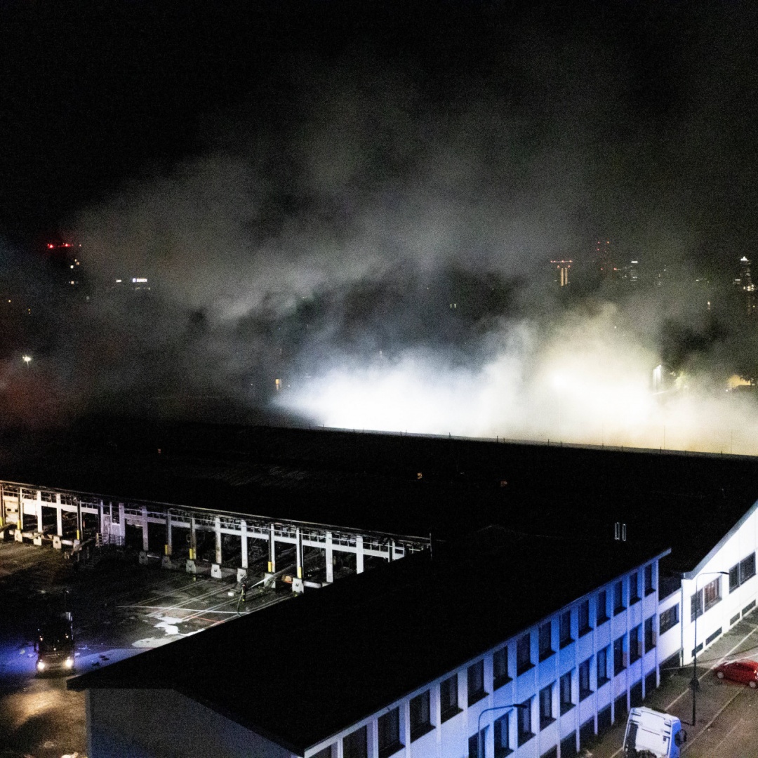 Maxi rogo a Milano, si indaga per incendio doloso