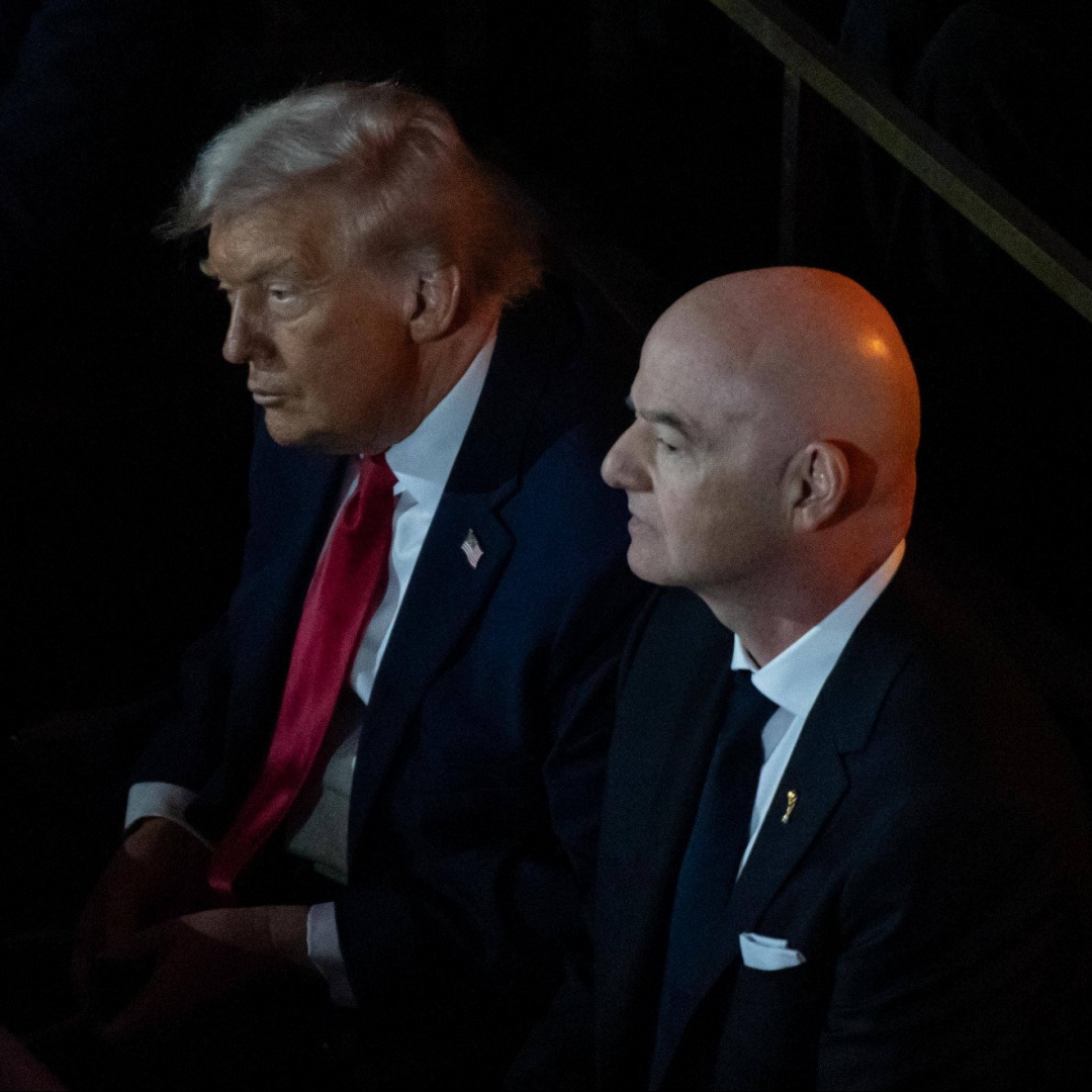 Trump come Mussolini, la politica si mangia il pallone