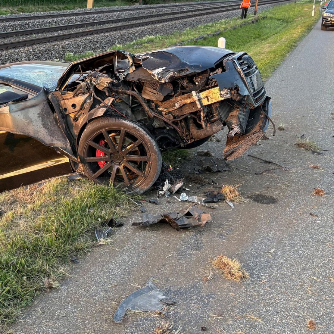 Motociclista muore in uno scontro frontale: due giovanissimi in manette