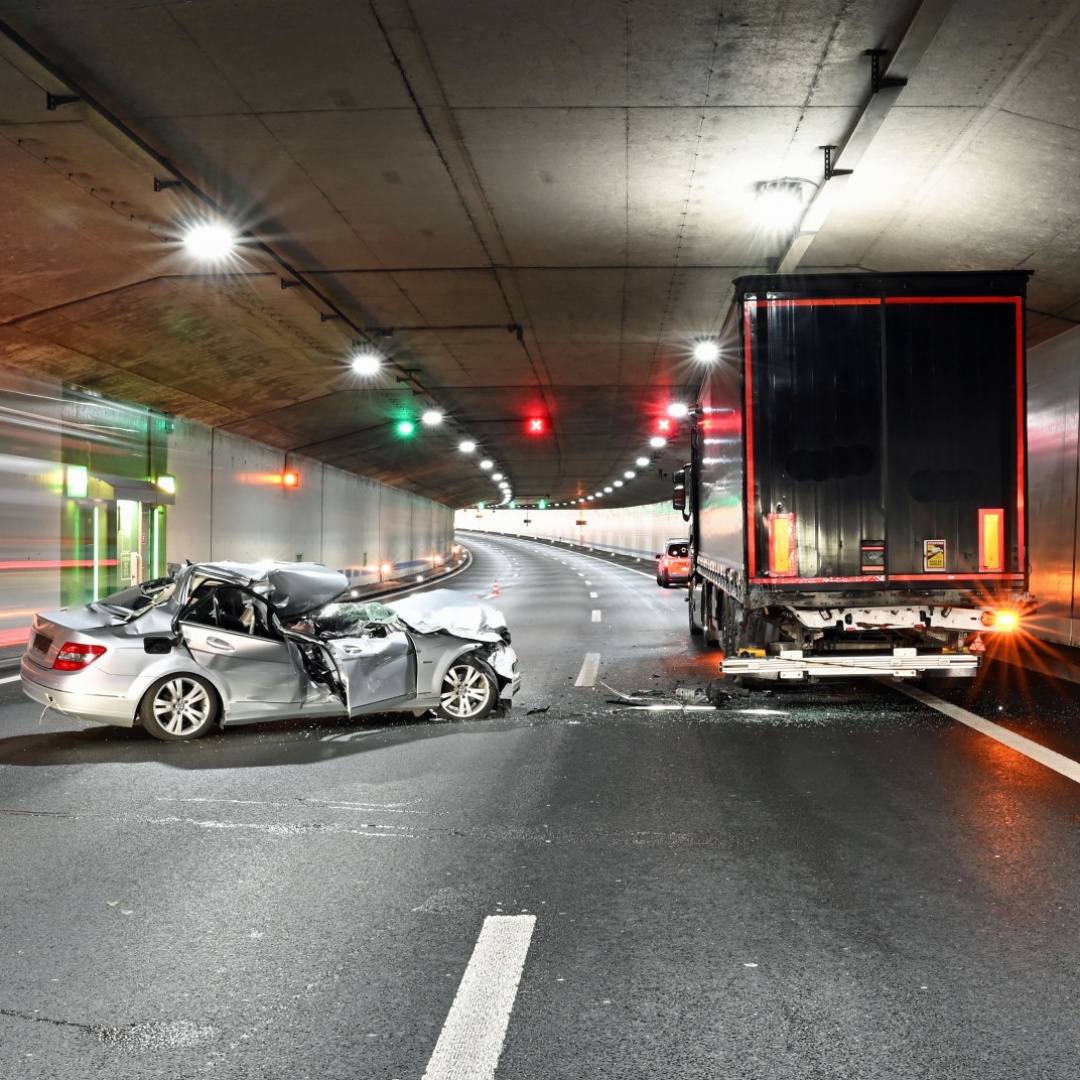 Non vede il camion fermo e ci finisce contro