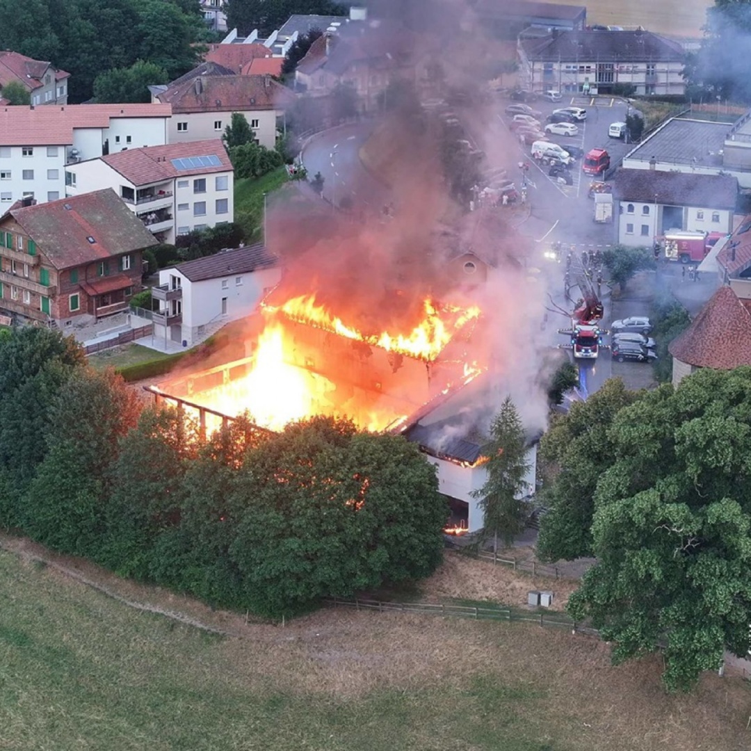 Le fiamme divorano la palestra