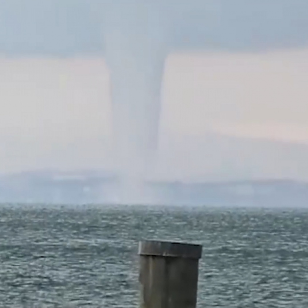 Paura sul lago, tromba d'aria ripresa in diretta