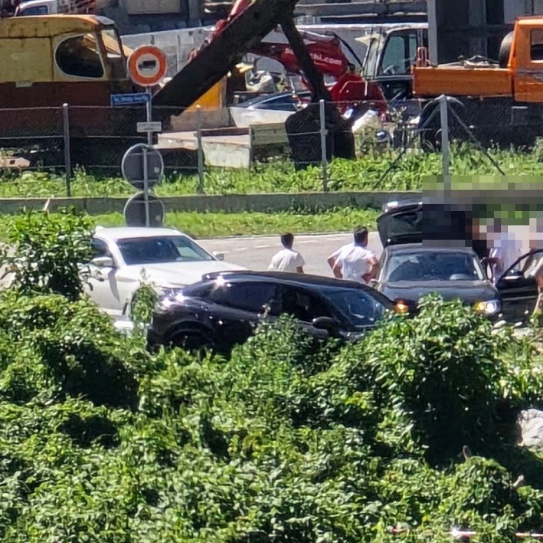 Porsche finisce fuori strada all'imbocco del ponte militare di Cevio